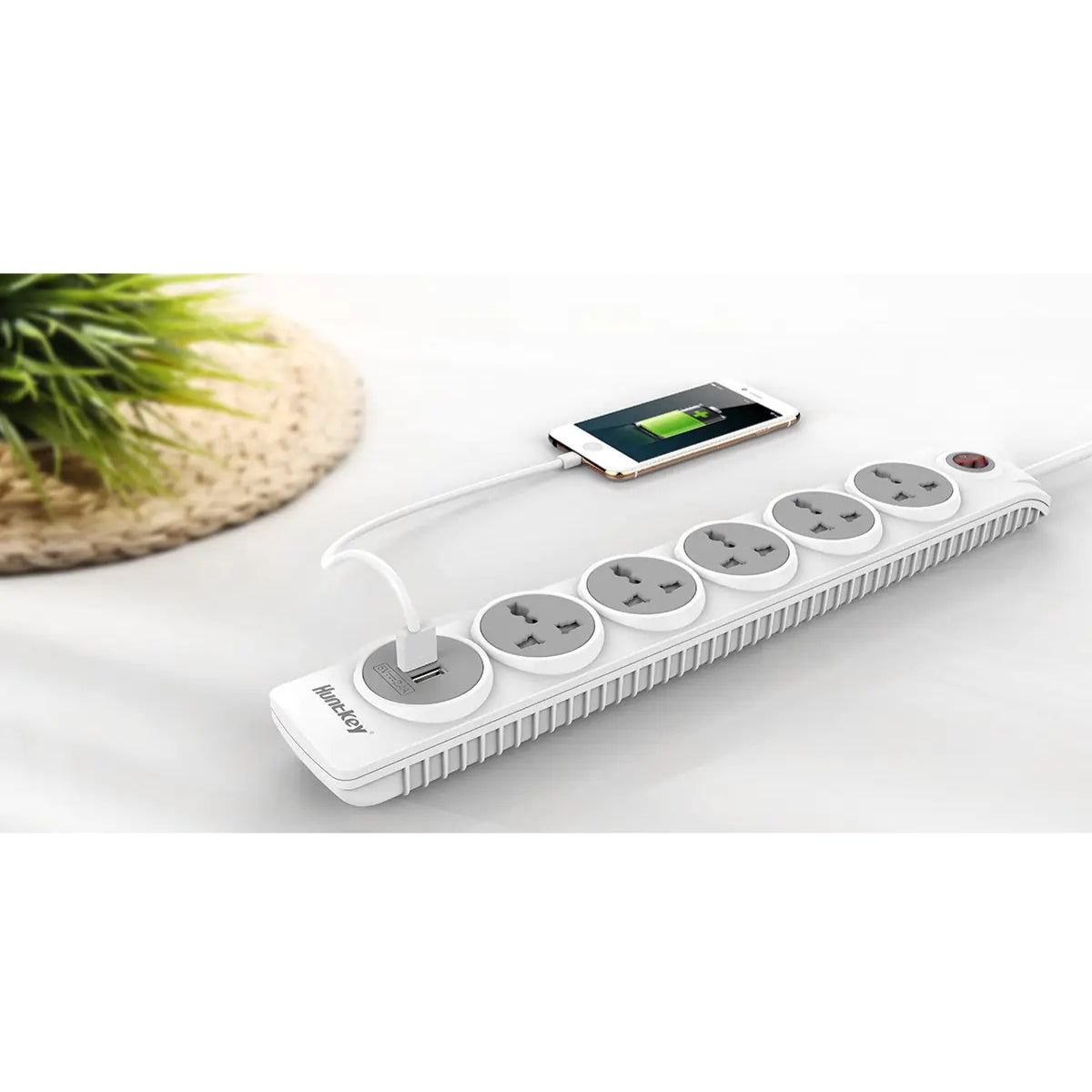 مشترك طاقة هانتكي SZN607 - 5 مقابس تيار متردد، 2 منفذ شحن USB (2.4 أمبير)، كابل بطول 3 أمتار، آمن للأطفال ومقاوم للهب للمنزل والمكتب