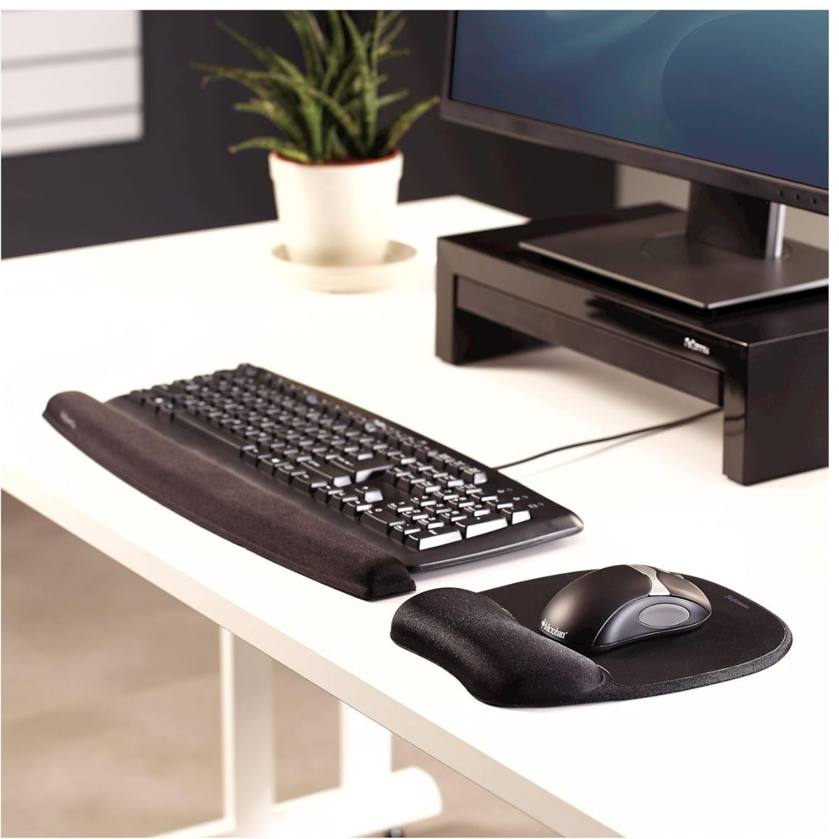 Fellowes Memory Foam Mouse Pad/Wrist Rest | Ergonomic Design | Comfortable Wrist Support | Black